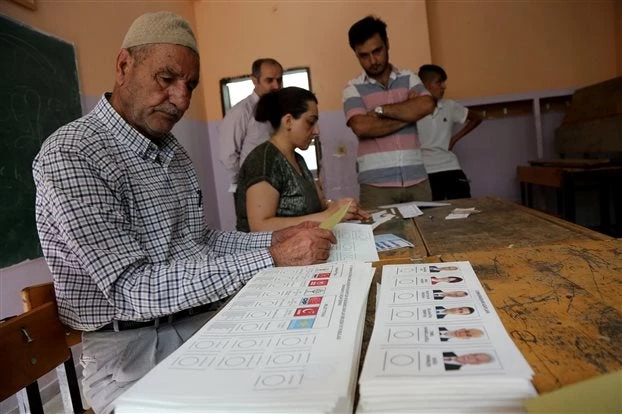 Τουρκία: Επεισόδια σε εκλογικές περιφέρειες – Απόπειρα νοθείας